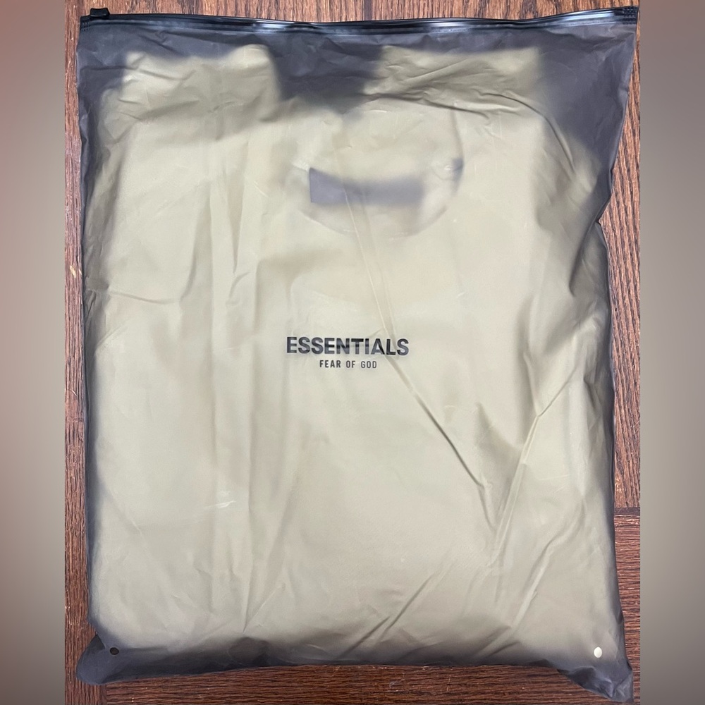 Essentials fear of god canary sweatshirt. Size large. NWT